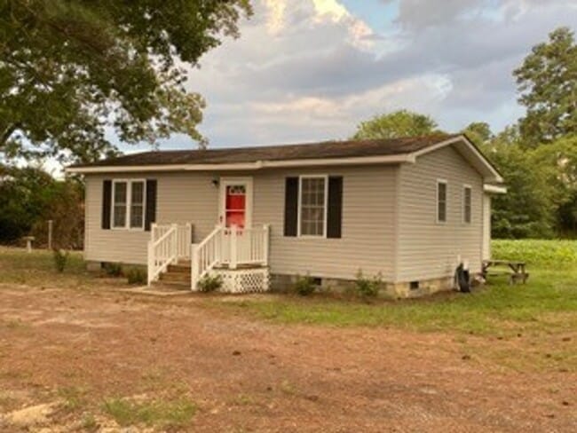 Building Photo - 2 Bedrooms, 1 Bathroom Home in Centre!