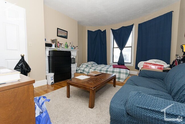Building Photo - HOT ALLSTON LISTING!!!! Rental