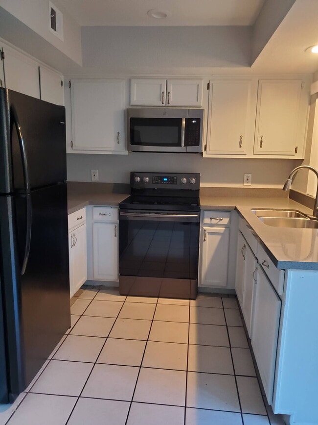Building Photo - 2 Bed / 2 Bath – Updated – Pets Welcome – North Phoenix Unit #2