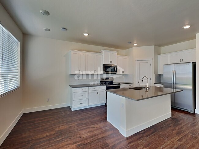 Photo - 715 S Rocker Ave