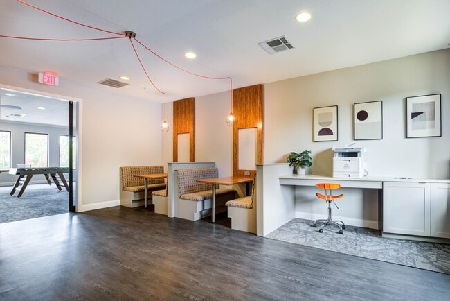 The-Collective-at-Clemson-Apartments-Clubhouse-Business-Lounge-con-acceso-a-impresora - The Collective at Clemson