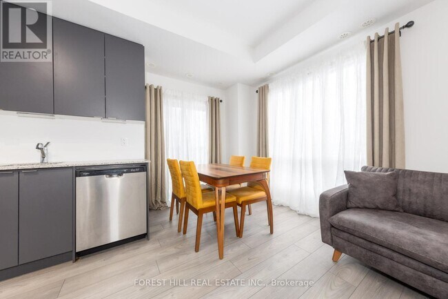 Photo - 18 Lytham Grn Cir