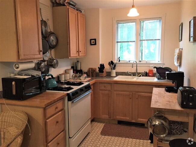 Building Photo - 79A Tremont St Unit 2 Rental