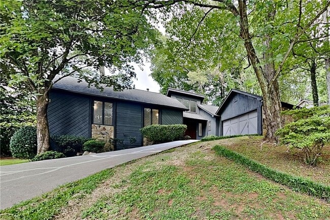 Building Photo - 1100 Lake Dr
