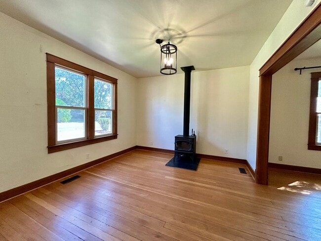 606 W 10th Ave
