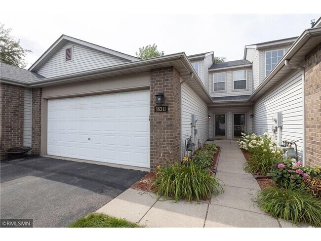 Building Photo - Very Nice Two Story Townhome in Lakeville....