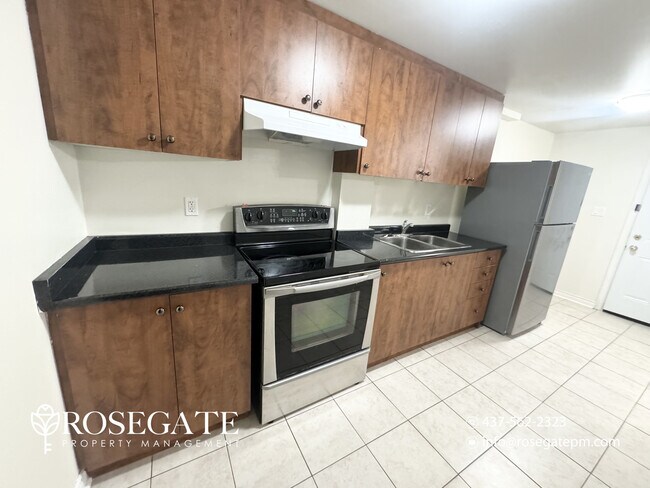 Photo - 1-Bedroom Basement Apartment with Parking, Private Balcony & Backyard in Mississauga Unité 2