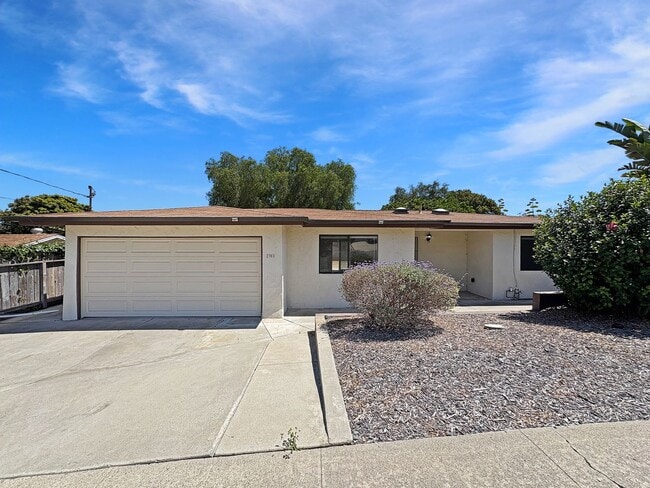 Building Photo - Spacious 4-Bedroom Retreat in the Heart of... Rental