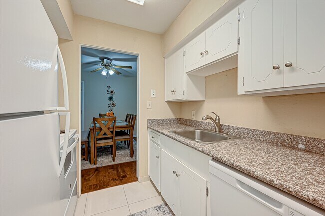 Photo - 2121 Fountain View Dr Unit 16