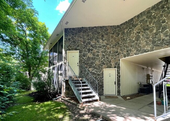 Building Photo - Secluded 2 Bed, 2 Bath Park De Ville Condo