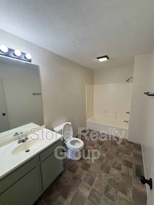 Photo - 689 N 25th St