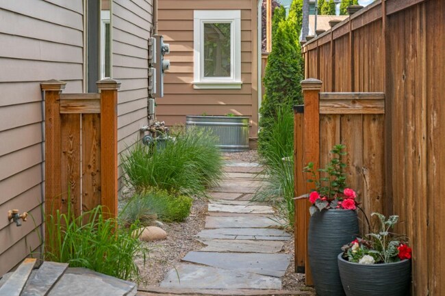 Photo - 419 S 3rd St W Unidad C