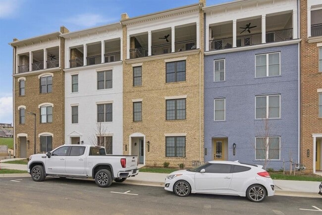 Building Photo - Blacksburg, 3 BR / 2.5 BA Available Sept 1st