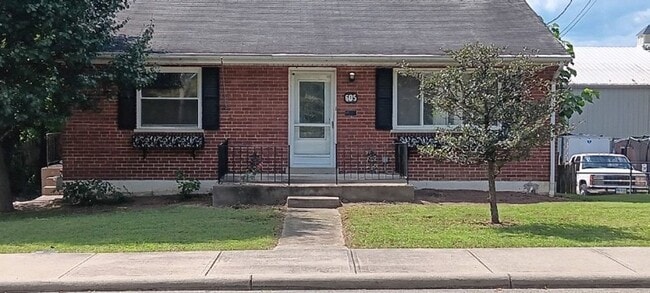 Building Photo - Move Right In Rental