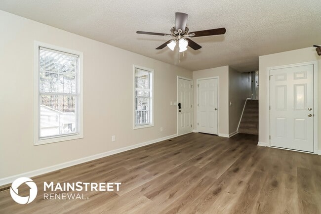 Photo - 211 Hampton Dr