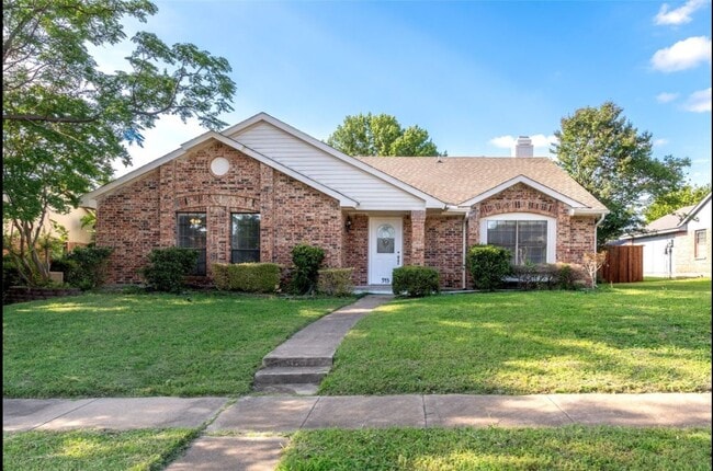 Front entrance and lawn - 543 Guadalupe Dr