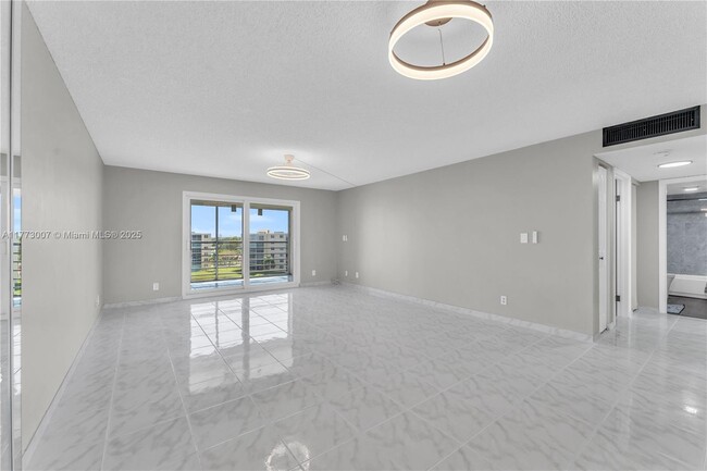Building Photo - 401 SE 3rd St Unit 602 Rental
