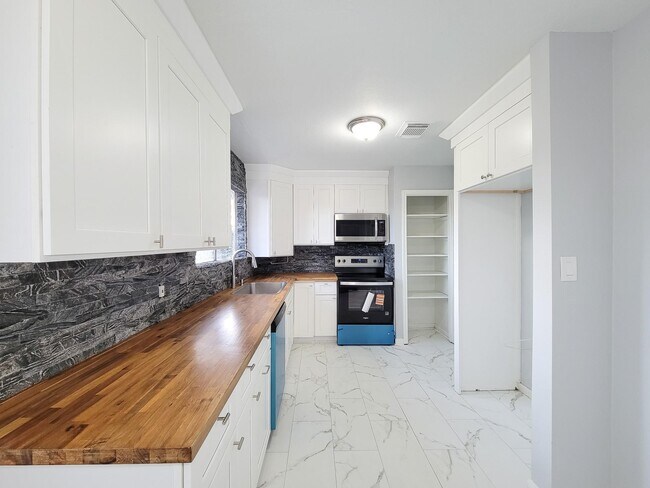 Photo - 2024 Stones throw Dr