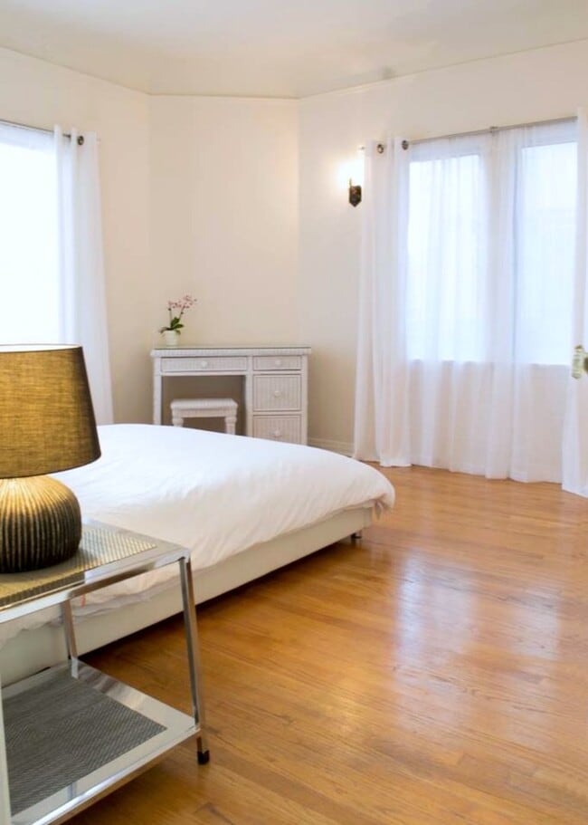 Photo - Curson Ave Apartments By The Grove Unidad 447 3/4