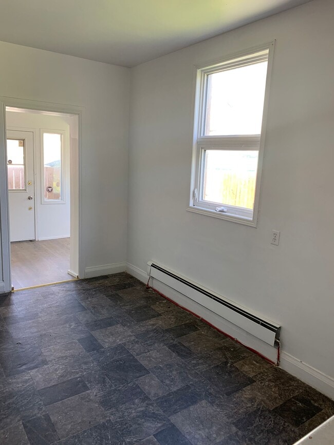 Photo - 315 Austin St N