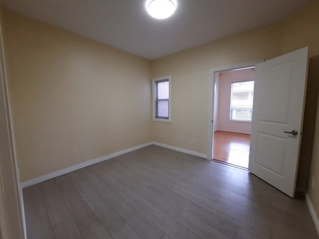 Photo - 5283 Chesham Ave