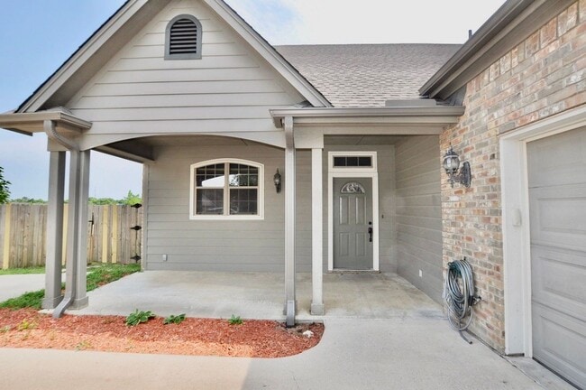 Photo - FOR LEASE! Nice 3 BR + Upstairs Bonus Room - 2 BA - 2 Car Garage - Brick Home in Great Location N...