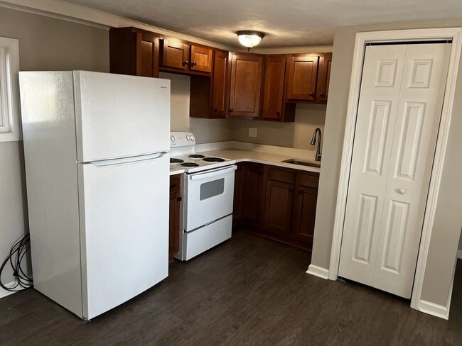 Building Photo - Charming Updated Unit 7