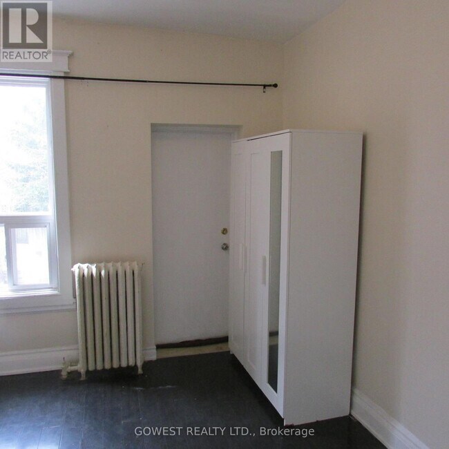 Photo - 2011 Dundas St W