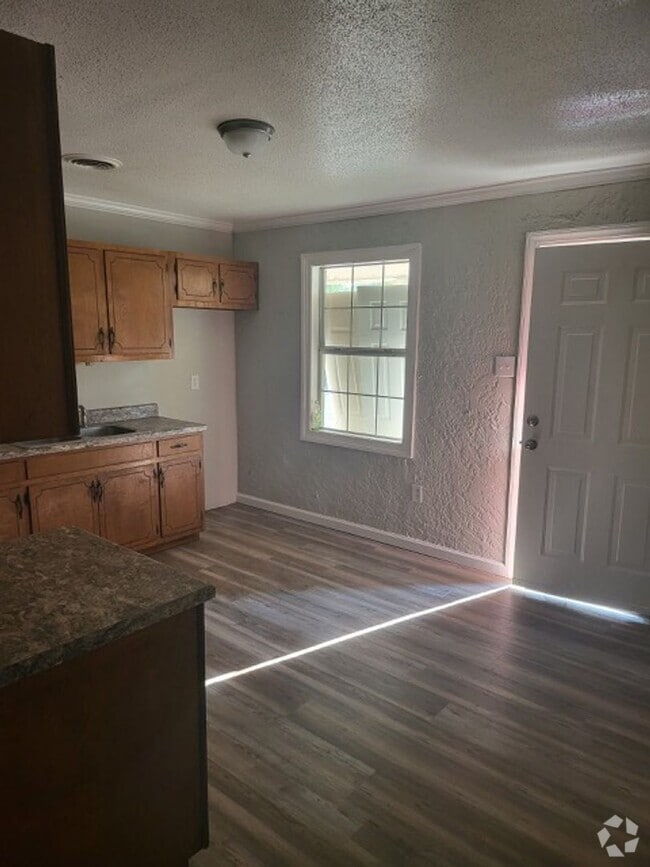 Building Photo - Your Apartment is Waiting! Unit 8