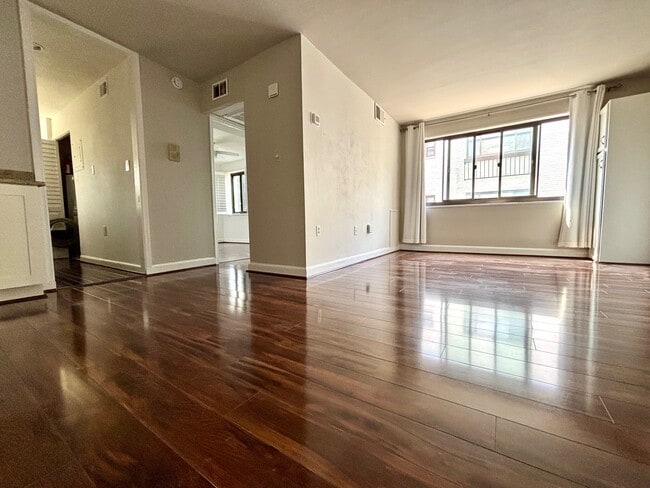 Building Photo - 2602 Tunlaw Rd NW Unit 4