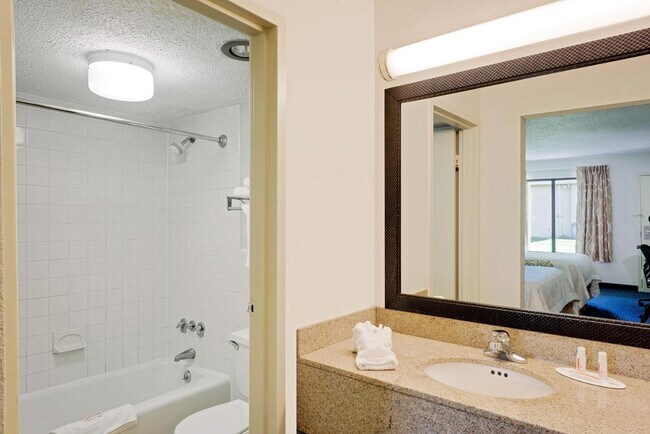 Photo - 7018 Ocean Gtwy Unidad Room a