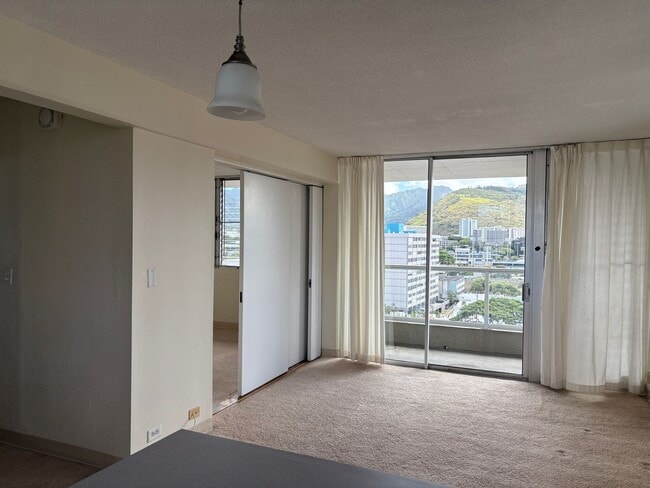 Photo - An absolute gem in Hono Hale Tower. Located in Mo'il'ili and close to the University of Hawaii.