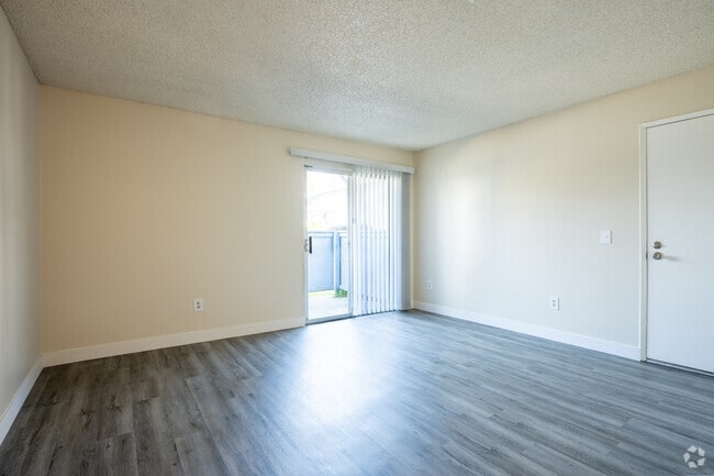 1BR, 1BA - 680SF - Living Room - Plank Flooring