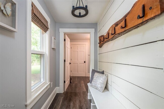 Photo - 6287 Riverview Rd