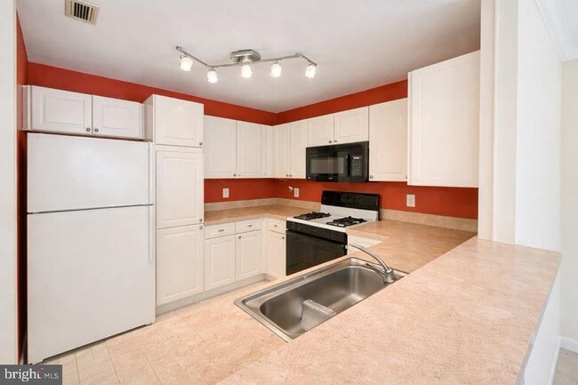 Building Photo - 5575 Seminary Rd Unit 103