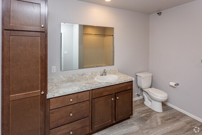 2BR, 2BA - 996 - 1,068SF - Bathroom