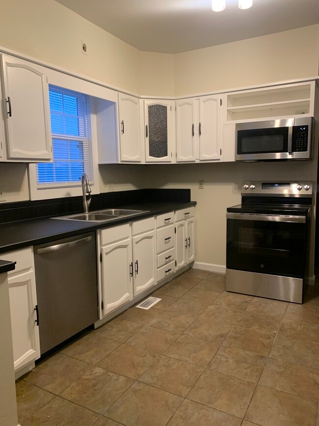 Cocina todos los electrodomésticos nuevos - 44 W Pacemont Rd