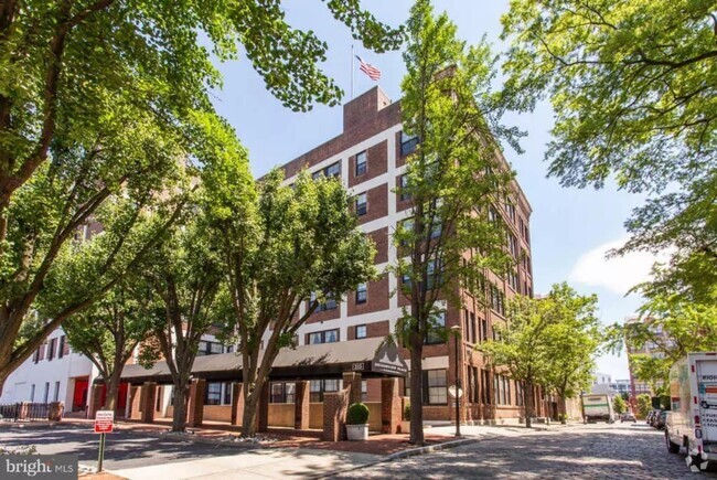 Building Photo - Gorgeous 2-Bedroom Condo in Old City! Free... Unit 112