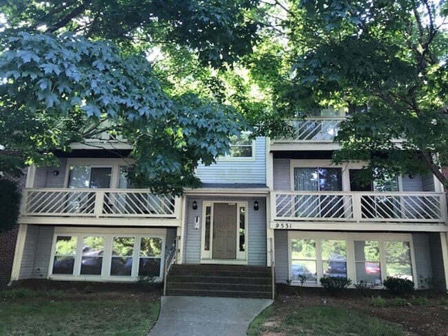 Building Photo - Available Now! Spacious 2 Bedroom Apartment!!