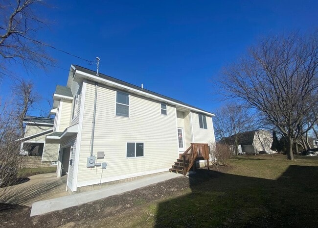 Building Photo - 235 N State St Rental