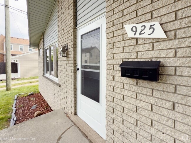 Building Photo - Charming Location Rental