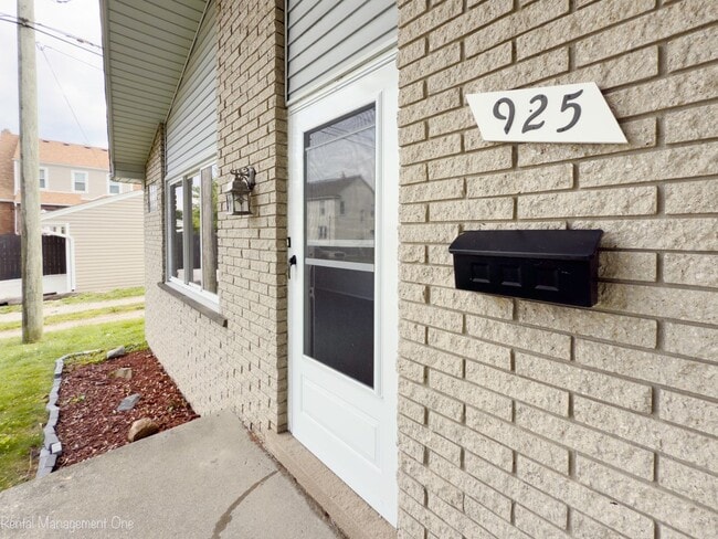 Charming Location - Charming Location House