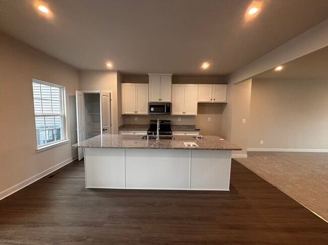 Photo - 735 Rosemary Way