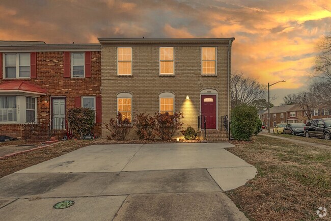 Building Photo - 3 bedroom 2 1/2 bath townhouse in Virginia...