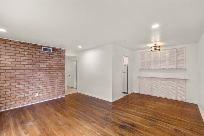 Building Photo - 2229 Mimosa Dr Unit 5