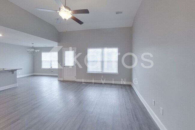 Photo - 300 Hemlock Ct