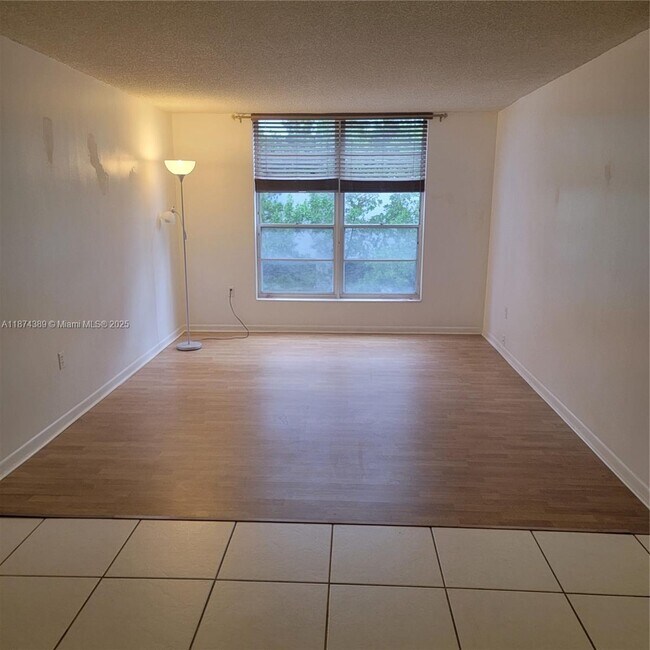 Photo - 210 SW 11th St Unidad 308