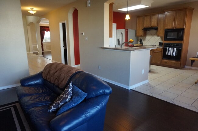Photo - 2121 Warwick Pl