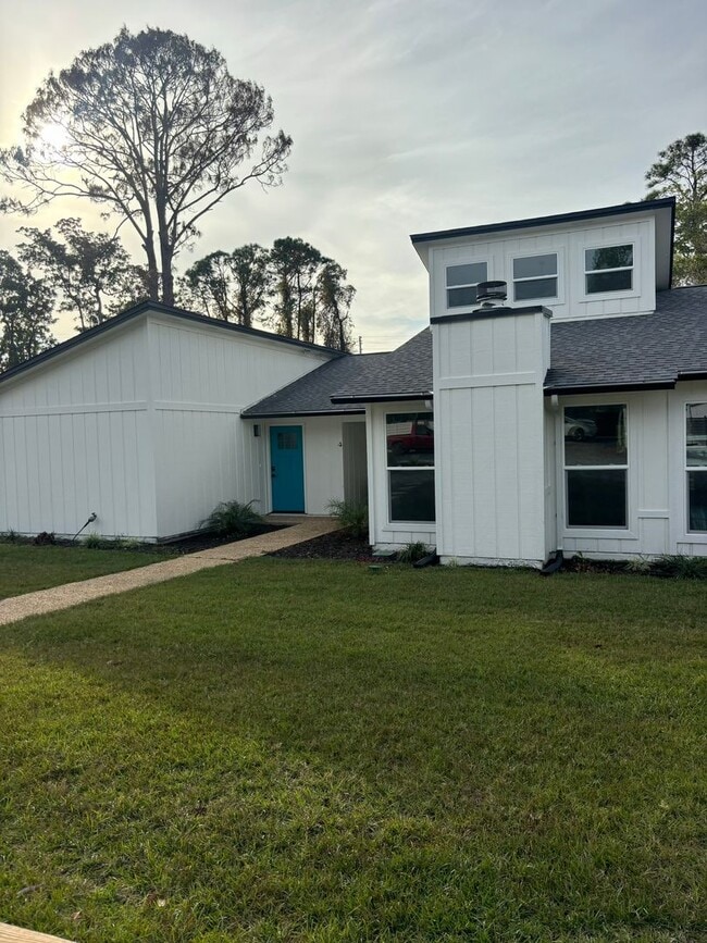 Building Photo - 2809 Lagoon Knoll Dr Unit B