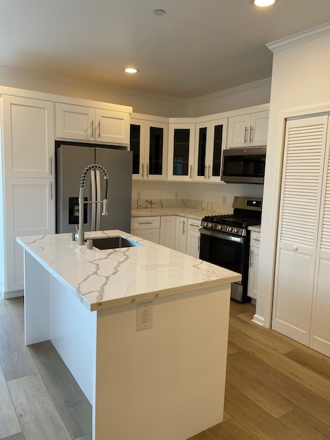 Building Photo - 2628 S Burnside Ave Unit 1